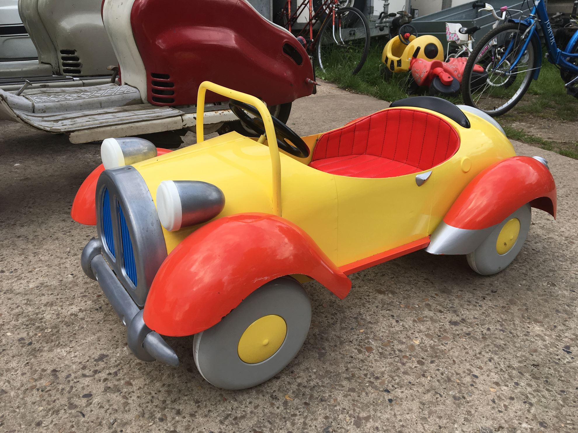 A 57 TOWING. Child’s Vintage Noddy Pedal Car